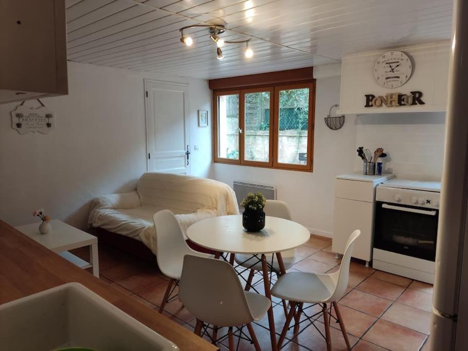 Appartement En Rez De Jardin Et Terrasse Ds Villa Hyères Kültér fotó